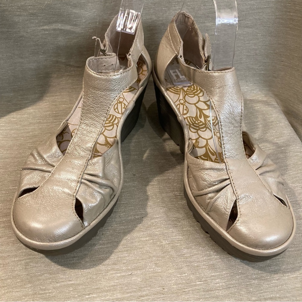 FLY LONDON Sz 39 Yelo Light Gold Glittery Sparkly Ruched Toe Cap  Sandals Shoes